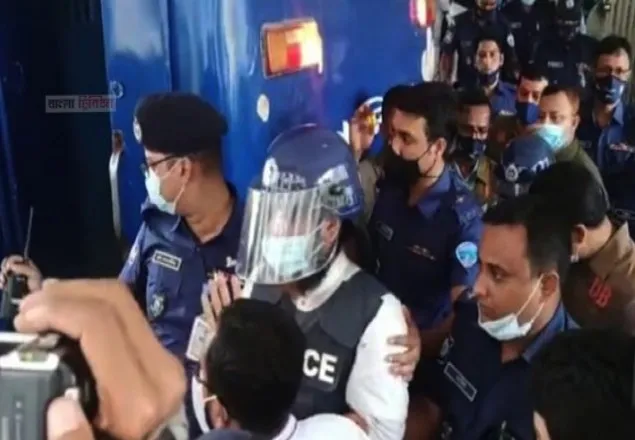 কুমিল্লার আদালতে হাজিরা শেষে কারাগারে মামুনুল হক