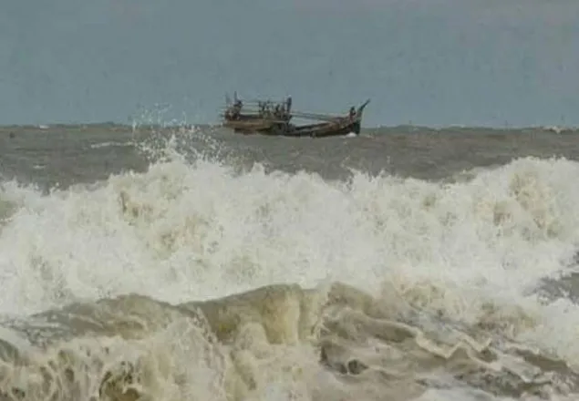 বঙ্গোপসাগরে ট্রলারডুবি: নিখোঁজ ৩ জেলের লাশ উদ্ধার