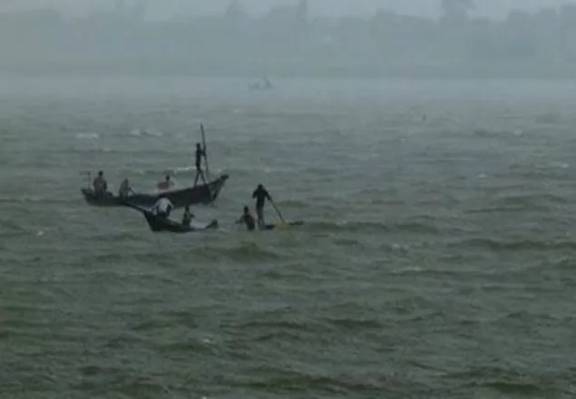 ৪০ যাত্রী নিয়ে পদ্মায় নৌকাডুবিতে নিহত ৩, অনেকে নিখোঁজ