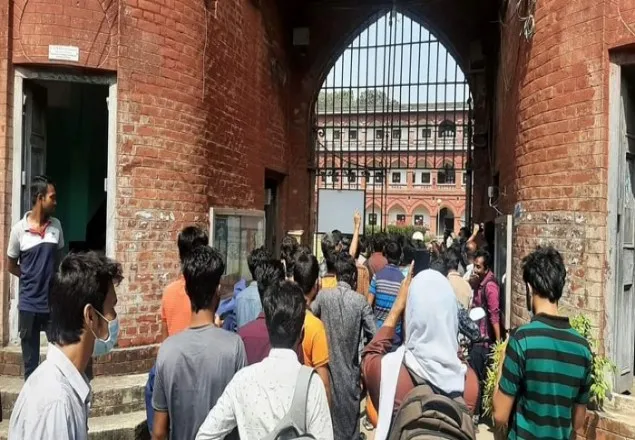 ঢাবিতে হলের তালা ভেঙে প্রবেশ করল শিক্ষার্থীরা
