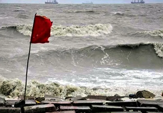 ঝড়ো হাওয়ার শঙ্কায় নদীবন্দরে সতর্কতা