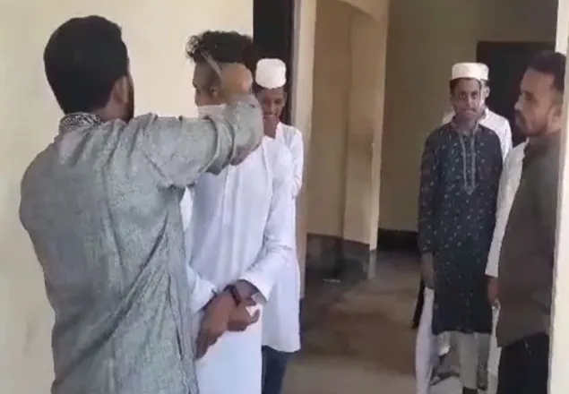 ৬ ছাত্রের চুল কেটে দিলেন শিক্ষক