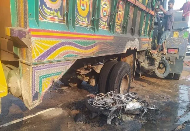 গাজীপুরে ট্রাকচাপায় মোটরসাইকেলে আগুন, যুবক নিহত