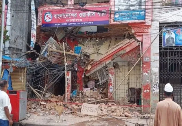রাজশাহীতে ধসে পড়ল ওয়ার্কার্স পার্টির ভবন