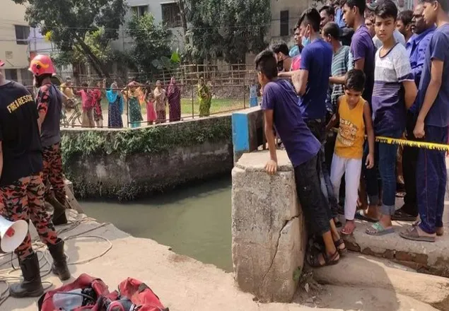 মিরপুরে খালে পড়ে নিখোঁজ ব্যক্তিকে জীবিত উদ্ধার