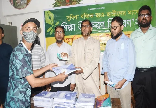 মগবাজারে ২০০ ছাত্র-ছাত্রীর মাঝে আলোকিতের খাতা-কলম বিতরণ