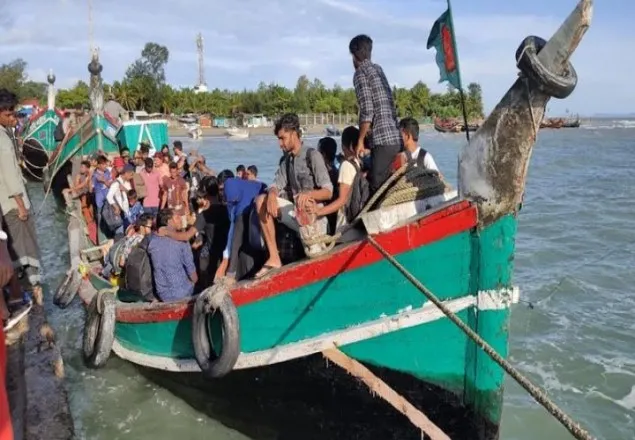 সেন্টমার্টিনে আটকে পড়া তিন শতাধিক পর্যটক ফিরছেন