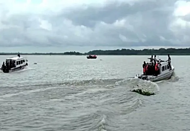 ইলিশ শিকারিদের হামলায় কোস্টগার্ড সদস্য নিখোঁজ