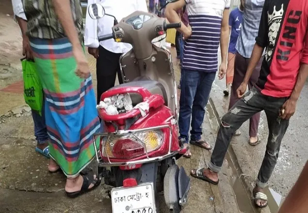 কারওয়ান বাজারে বাসচাপায় স্কুটিচালক নিহত