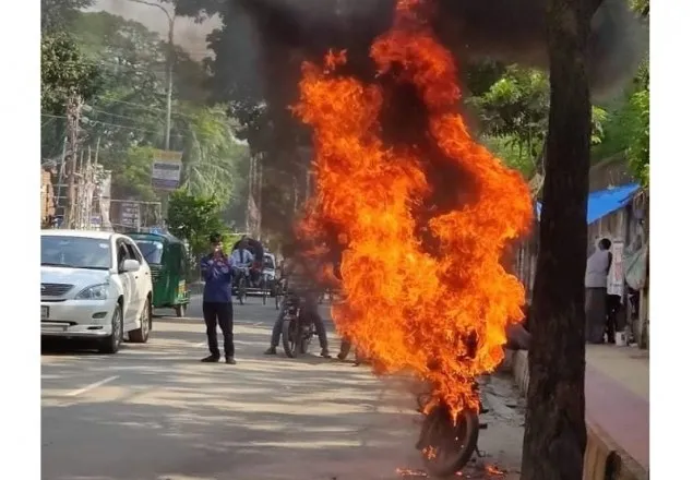 এবার পলাশীতে নিজের মোটরসাইকেলে আগুন দিলেন চালক