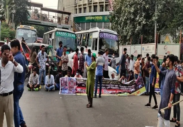 শাহবাগে সড়ক অবরোধ করে বিক্ষোভ, তীব্র যানজট