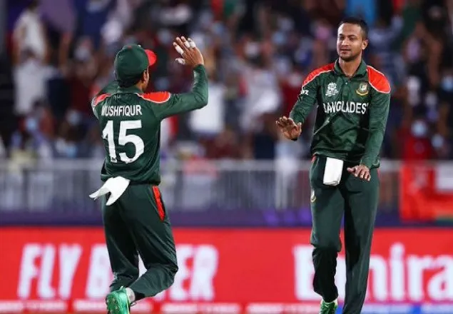 সাকিবের জোড়া আঘাত