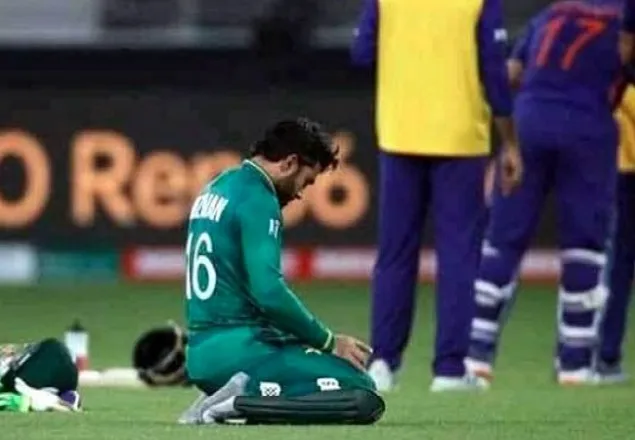 ভারতের বিরুদ্ধে ম্যাচে মাঠেই নামাজ পড়লেন রিজওয়ান