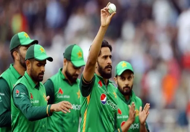 টস জিতে বোলিংয়ে পাকিস্তান