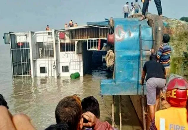 যানবাহনসহ পাটুরিয়া ঘাটে তলিয়ে গেল ফেরি