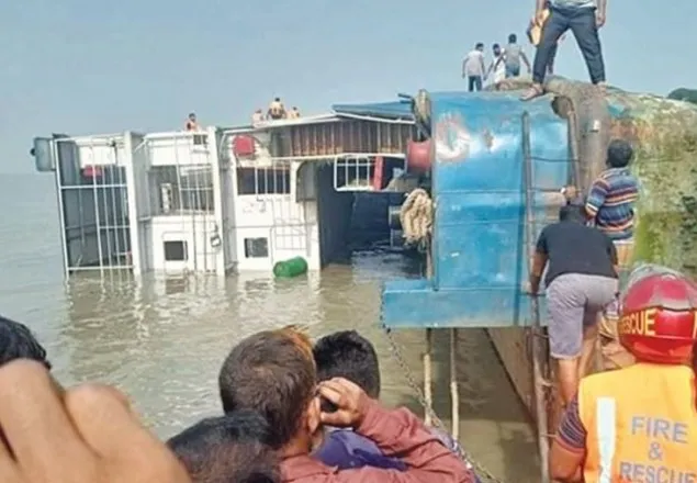 ফেরি উদ্ধারে দ্বিতীয় দিনের অভিযান চলছে