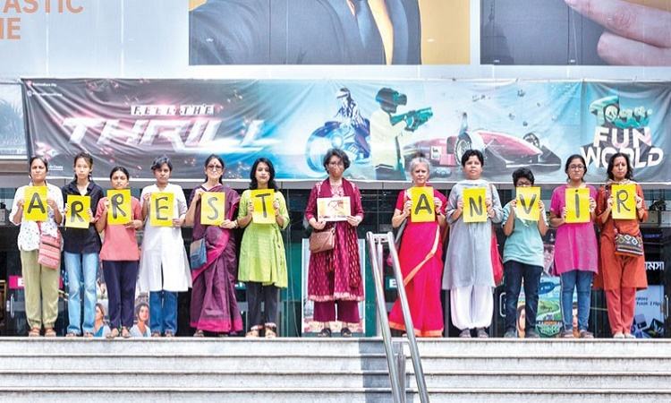 A platform arranges human chain for justice of Munia
