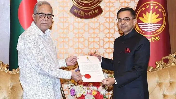 রাষ্ট্রপতির কাছে ভারতীয় নতুন হাইকমিশনারের পরিচয়পত্র পেশ
