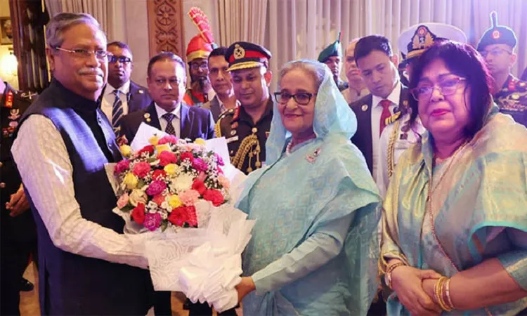 রাষ্ট্রপতির সঙ্গে সৌজন্য সাক্ষাতে বঙ্গভবনে প্রধানমন্ত্রী