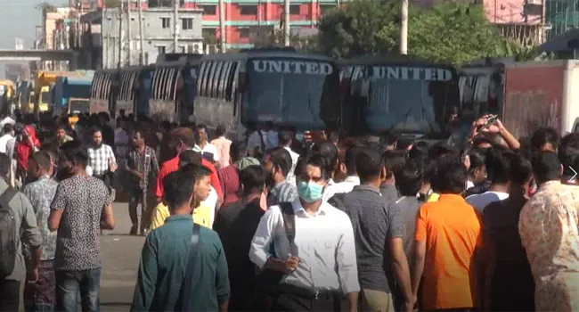 গাজীপুরে ৩৫ ঘণ্টায়ও অবরোধ তুলেনি শ্রমিকরা, যাত্রীদের মারাত্মক ভোগান্তি