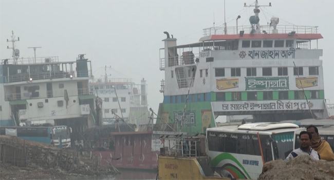 মানিকগঞ্জে ঘন কুয়াশায় ফেরি চলাচল বন্ধ, মাঝ নদীতে ৪ ফেরি