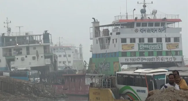 মানিকগঞ্জে ঘন কুয়াশায় ফেরি চলাচল বন্ধ, মাঝ নদীতে ৪ ফেরি