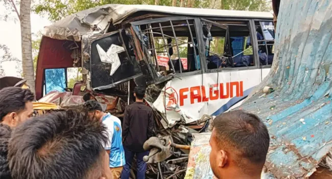 কাশিয়ানীতে বাস-কাভার্ডভ্যানের সংঘর্ষে নিহত ১, আহত ১৫
