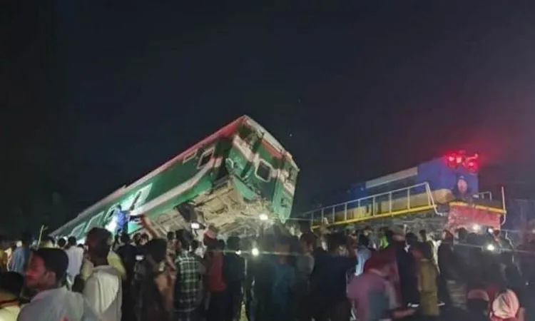 কুমিল্লায় ‘সোনার বাংলা’ ট্রেনের  ৭ বগি লাইনচ্যুত, বহু হতাহতের শঙ্কা