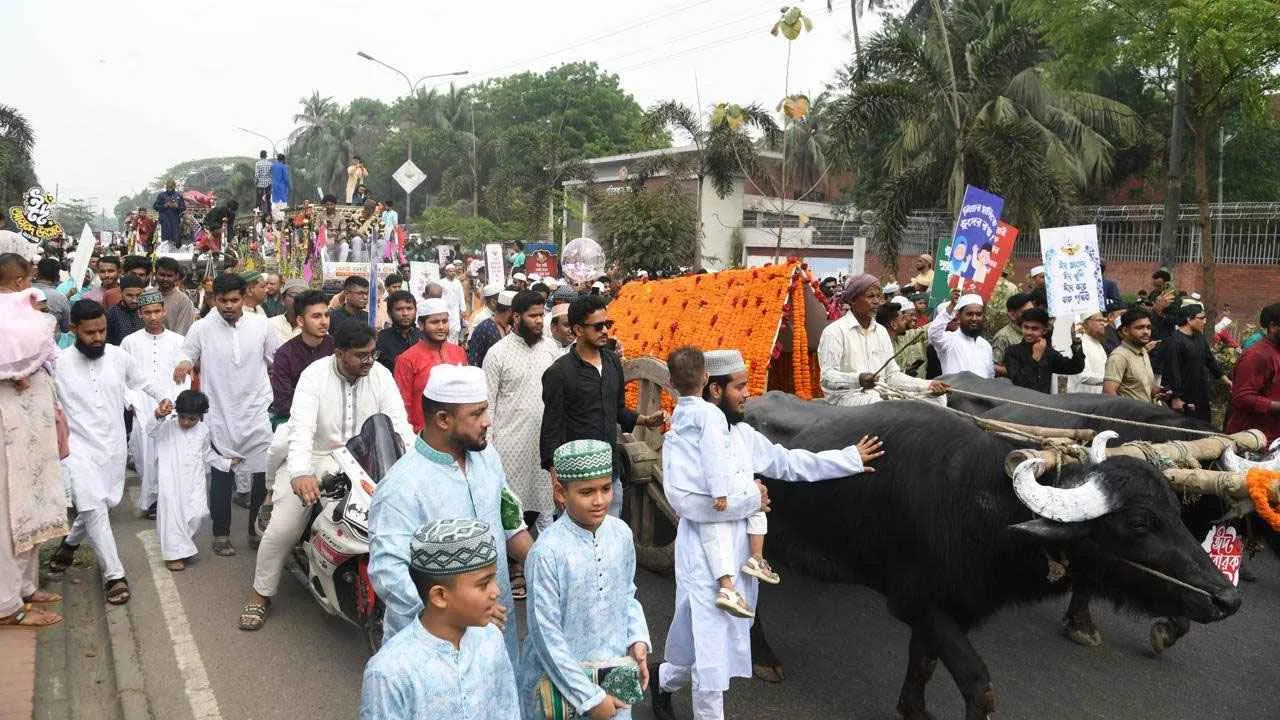 সুলতানি-মুঘল আমলের ঐতিহ্যে ঢাকায় বর্ণাঢ্য ঈদ আনন্দ মিছিল