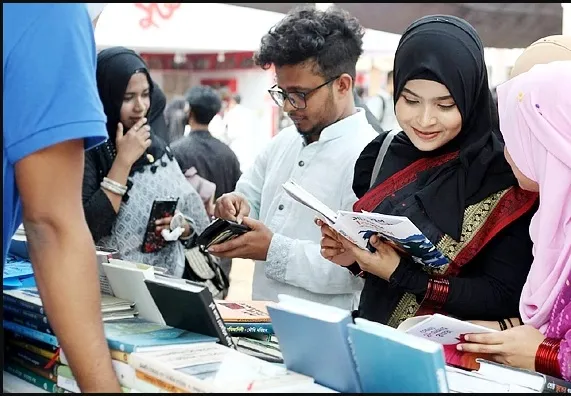 শহীদ মিনারে শ্রদ্ধা জানিয়ে ছুটছে মানুষ বইমেলায়
