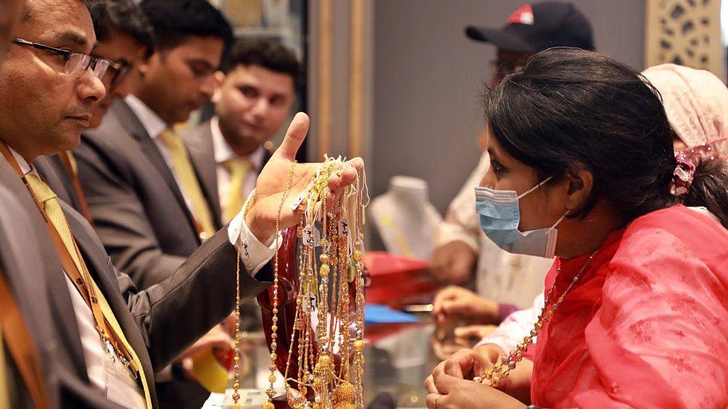 Gold hits record Tk 106,376 a bhori