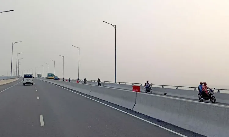 পদ্মা সেতুতে মোটরসাইকেল চলাচল শুরু