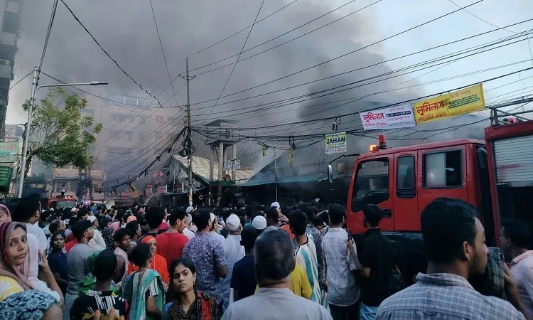 মোহাম্মদপুর কৃষি মার্কেটে ভয়াবহ আগুন, নিয়ন্ত্রণে ১৭ ইউনিট