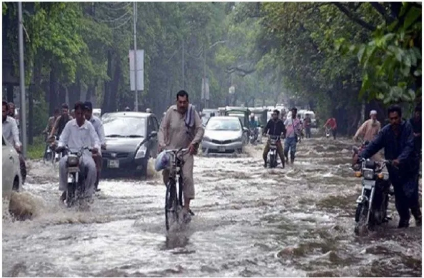 পাকিস্তানে ভারি বৃষ্টিতে নিহত ১৬
