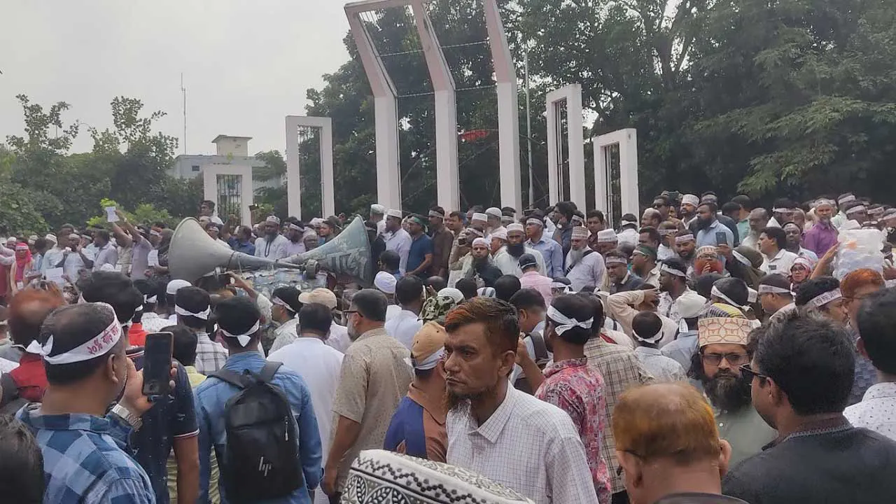 আজও শহীদ মিনারে শিক্ষকদের অবস্থান, কর্মসূচি চালিয়ে যাওয়ার ঘোষণা