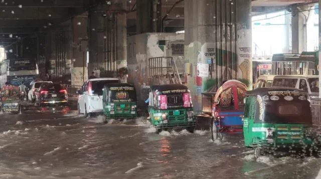 রাজধানীতে ভারী বৃষ্টি, অলিগলিতে জলাবদ্ধতা