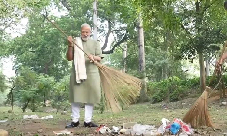 ঝাড়ু হাতে রাস্তা পরিষ্কারে নামলেন মোদি