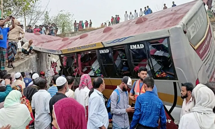 মাদারীপুরে যাত্রীবাহী বাস খাদে, নিহত বেড়ে ২০