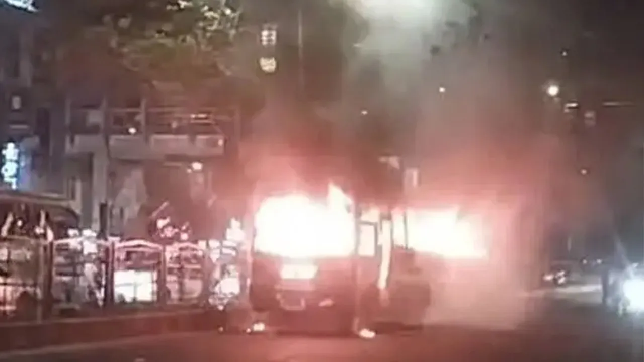 ধানমন্ডিতে বাসে আগুন