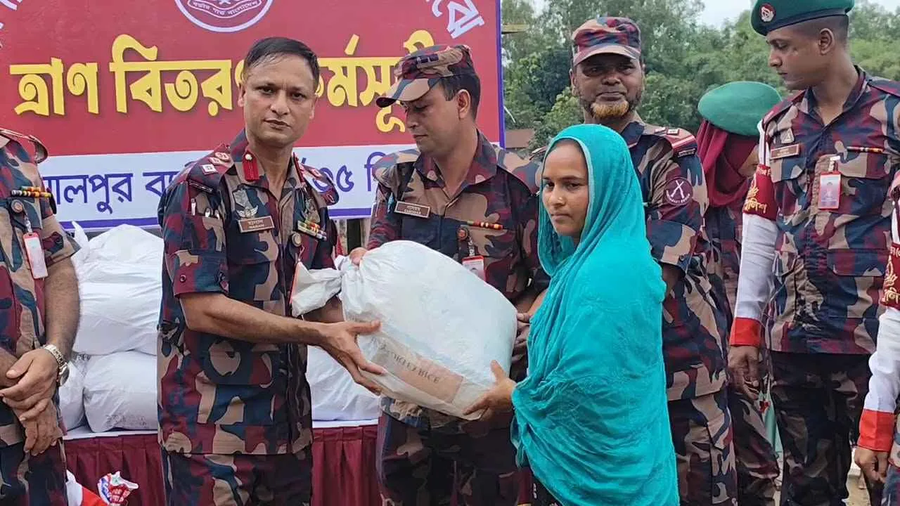 জামালপুরে নদীভাঙনে ক্ষতিগ্রস্ত ৩০ পরিবারকে বিজিবির ত্রাণ সহায়তা