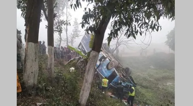 ঢাকা-চট্টগ্রাম মহাসড়কে নিয়ন্ত্রণ হারিয়ে খাদে বাস, আহত ২০
