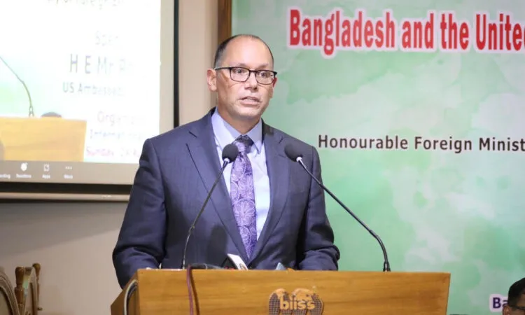 বাংলাদেশের একটি শিশুও টিকা নিতে ভয় পায় না : মার্কিন রাষ্ট্রদূত