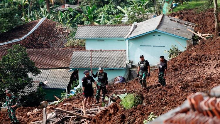 Many school children among 252 dead in Indonesia quake