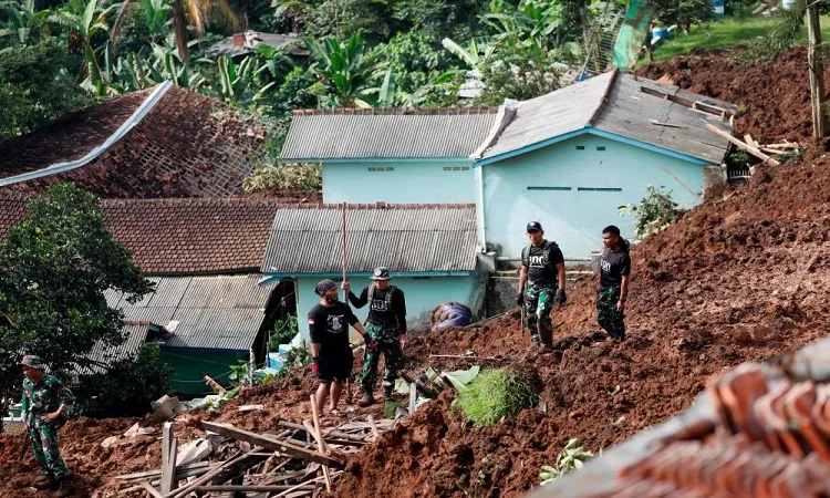 Many school children among 252 dead in Indonesia quake