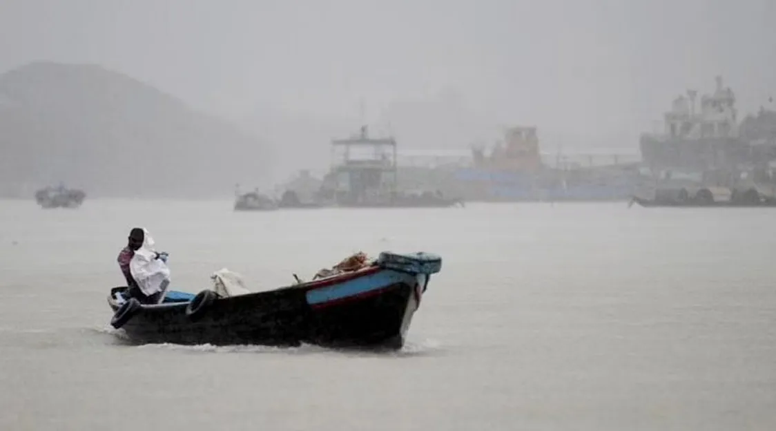 ১৭ অঞ্চলের নদীবন্দরে সতর্ক সংকেত
