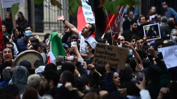 Iran steps up activist, journalist arrests in protest crackdown