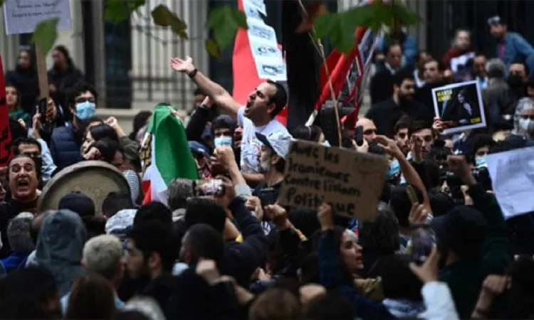 Iran steps up activist, journalist arrests in protest crackdown