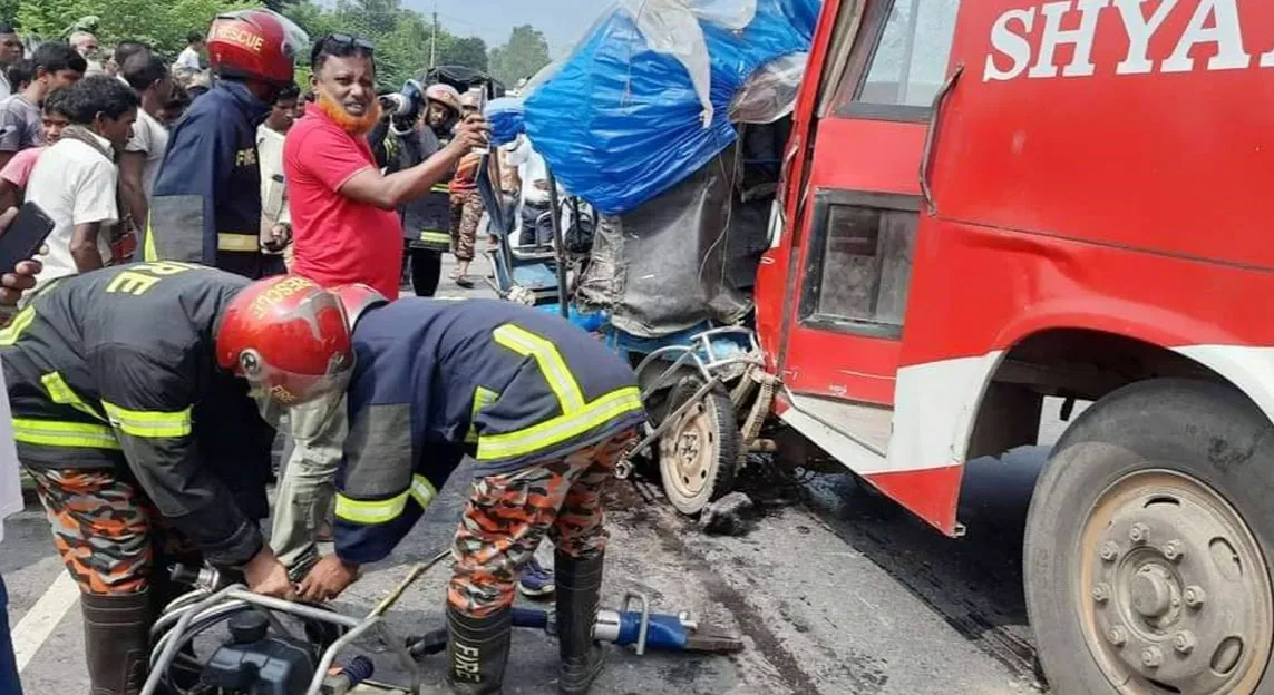 রংপুরে বাসের ধাক্কায় অটোরিকশার ৩ যাত্রী নিহত