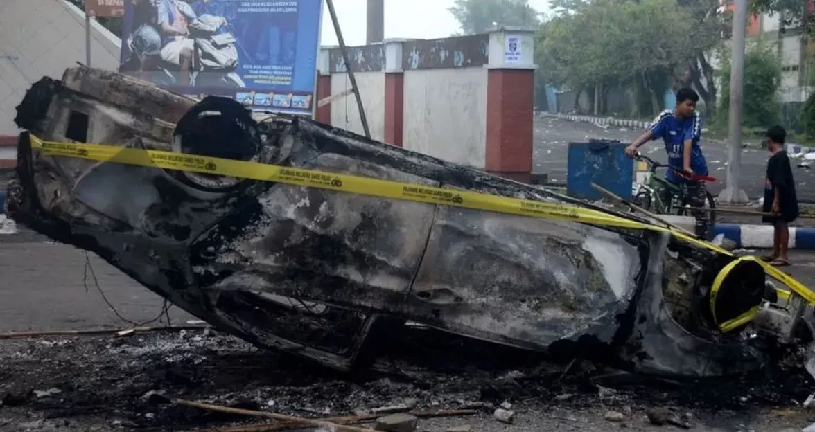 ইন্দোনেশিয়ায় ফুটবল মাঠে দাঙ্গা, পদদলিত হয়ে নিহত ১২৯