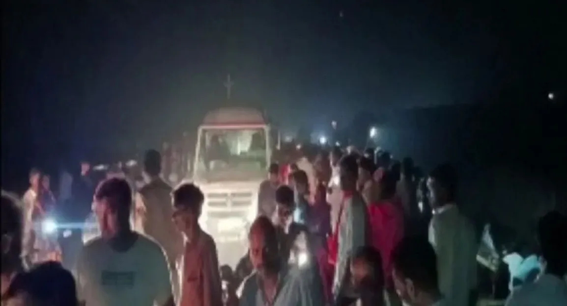 ভারতে ট্রাক্টর ট্রলি পুকুরে পড়ে নারী-শিশুসহ নিহত ২৬